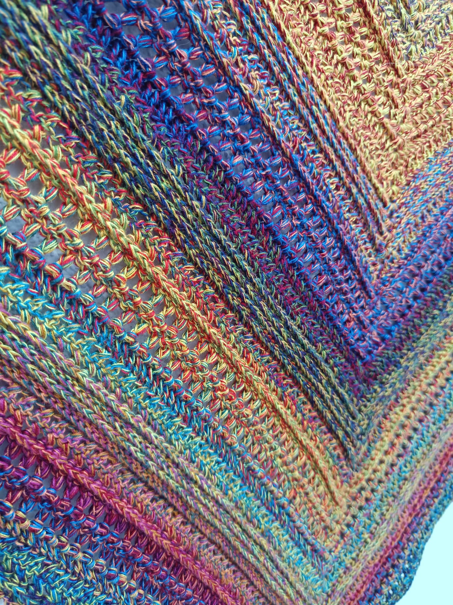 Auf dem Bild zu sehen ist eine Nahaufnahme des gehäkeltes Tuchs "Bobbling forever".