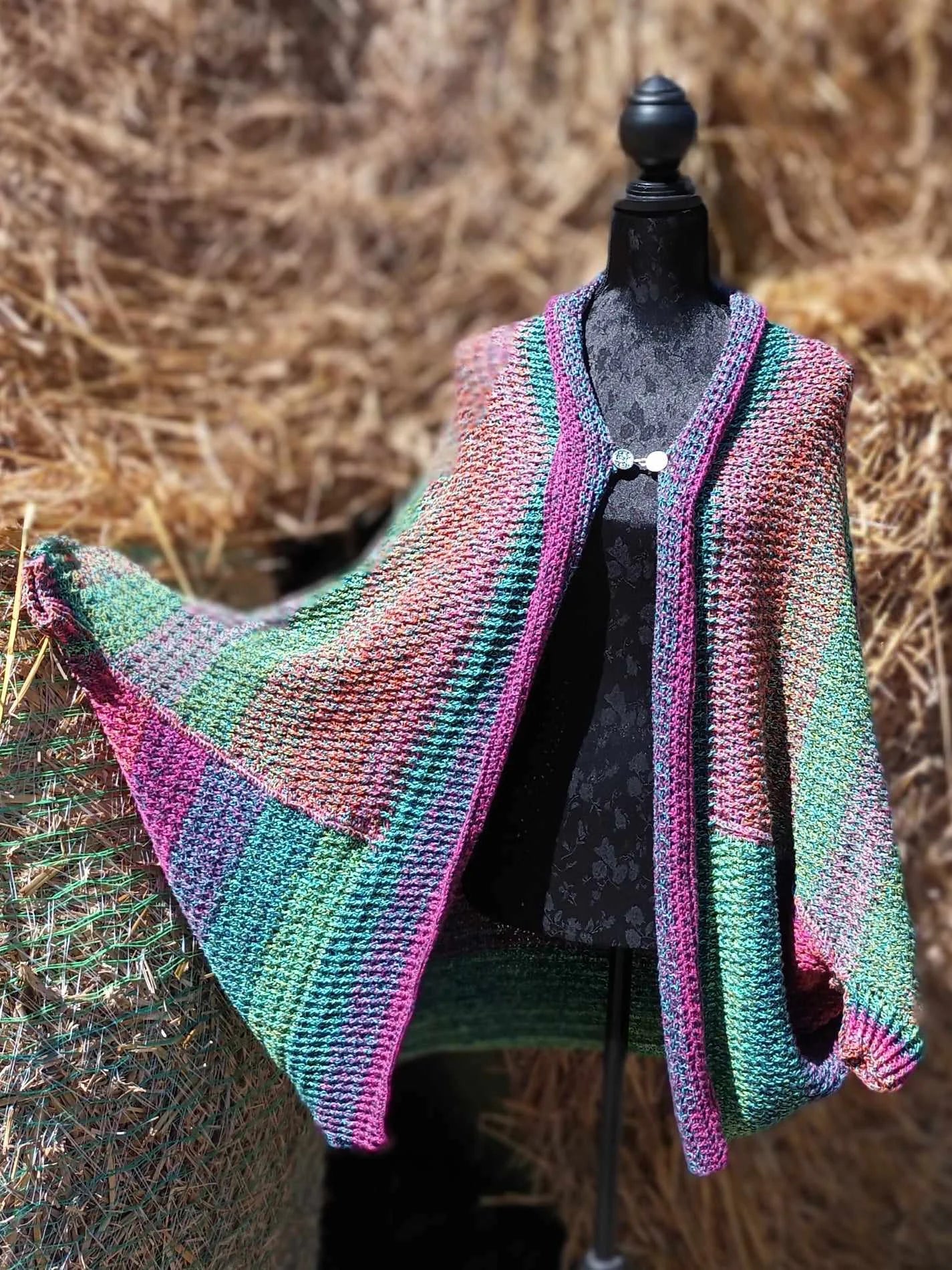 Zu sehen ist die Jacke "Villanelle" auf einer Modepuppe vor einem Heuhaufen.