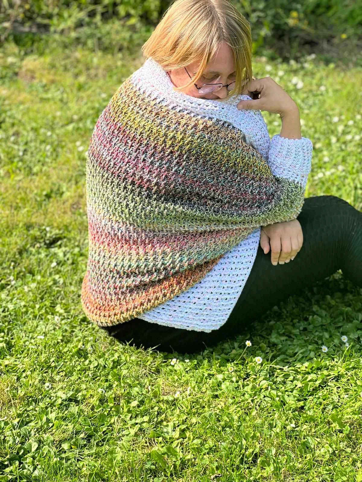 Auf dem Bild ist eine Frau zu sehen, die die Jacke "Villanelle" präsentiert.