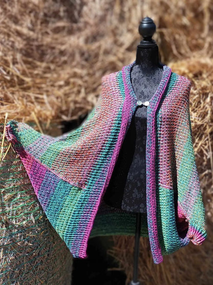 Zu sehen ist die Jacke "Villanelle" auf einer Modepuppe vor einem Heuhaufen.